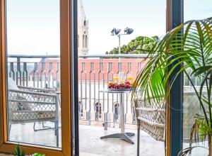 Balkón nebo terasa v ubytování Deluxe 2BR Apt w Pool in Historical Jaffa