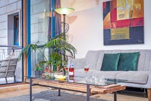 Posezení v ubytování Deluxe 2BR Apt w Pool in Historical Jaffa + 37 fotografií