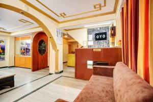 シムラーにあるHotel O Mall Road Kali-Bari Temple Formerly Baseraのソファとテーブルのあるリビングルーム