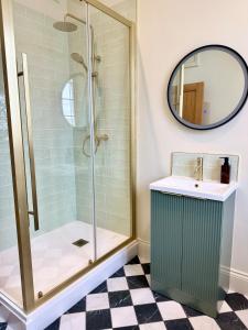 Ένα μπάνιο στο Spacious & stylish riverside apartment in Ross on Wye +8 φωτογραφίες