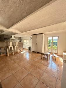 cocina grande con suelo de baldosa y mesa en Large duplex with garden in historic house, en Le Cannet 13 fotos más