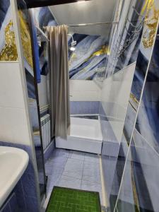 un bagno con doccia, WC e lavandino di Nastarin a Bukhara Altre 64 foto