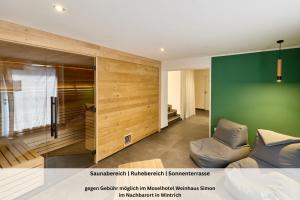 a living room with a green wall and a couch at FeWo - EG Apartment Mosel- & Weinquartier, Terrasse, Parkplatz, moderne Küche bis 4 Personen in Piesport