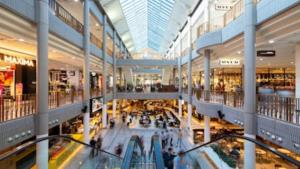 ein Bild eines Einkaufszentrums mit Menschen darin in der Unterkunft Modern 2Br Ground Level City Retreat with Parking in Braddon