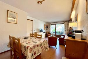 a room with a table and a living room at Cœur Combloran in Combloux