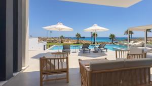 Bazén v ubytování Aqua Beachfront Villas - Villa 1 nebo v jeho okolí