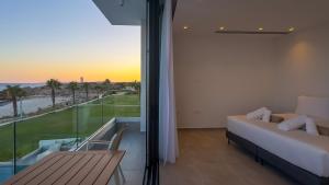 Postel nebo postele na pokoji v ubytování Aqua Beachfront Villas - Villa 1 + 101 fotografií