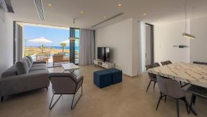 TV a/nebo společenská místnost v ubytování Aqua Beachfront Villas - Villa 1