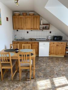 Köök või kööginurk majutusasutuses Apartmán Na Ostrově Beroun