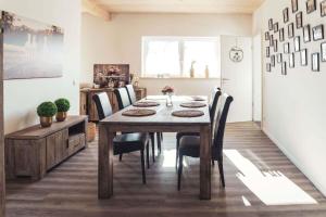a dining room with a table and chairs at Ferienwohnung Sternenzelt Alpakas - Natur & Tiere hautnah erleben in Borken