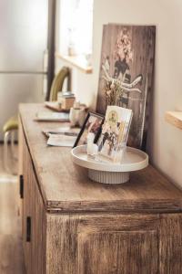 a wooden counter with a plate on top of it at Ferienwohnung auf dem Alpakahof Sternenzelt Alpakas - Natur & Tiere hautnah erleben in Borken