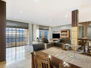 TV/trung tâm giải trí tại Karat Villa Horizonte