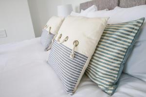 En eller flere senge i et værelse på K Suites - Lake View Apartments