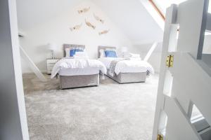 En eller flere senge i et værelse på K Suites - Lake View Apartments + 60 billeder