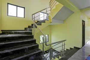 eine Treppe in einem Zimmer mit grünen Wänden in der Unterkunft Hotel Om Sai residency in Taloje + 22 Fotos