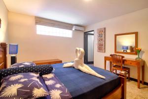 サヌールにあるVakantiehuis-Bali.Nlのぬいぐるみが置かれたベッドのある寝室 +19枚の写真