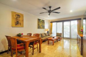 サヌールにあるVakantiehuis-Bali.Nlのダイニングテーブルとソファのあるリビングルーム