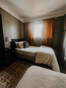 Un dormitorio con dos camas y una ventana. en Wilder Lodge, en Fairmont Hot Springs