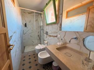 een badkamer met een wastafel, een toilet en een douche bij Casa D'aria in Catania +142 foto's