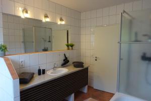 Ένα μπάνιο στο Schöne Ferienwohnung in Meppen