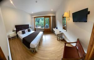 Televiisor ja/või meelelahutuskeskus majutusasutuses Hotel Els Avets +56 fotot