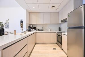 Η κουζίνα ή μικρή κουζίνα στο Chic Family 2br, Canal Views! Near Ferrari World +47 φωτογραφίες