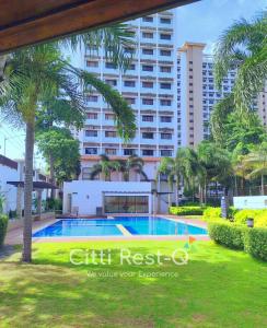 Bazén v ubytování Affordable Stay with Free Pool, Netflix & Wifi Alabang SC5 nebo v jeho okolí