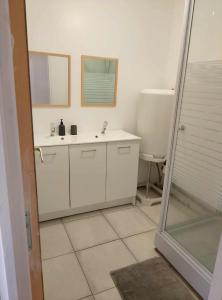 Ένα μπάνιο στο Appartement entier 2