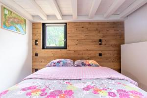a bedroom with a bed with a wooden wall at Résidence Cokott - Appartement 2 pièces - 4 personnes MAE-2513 in Bessans