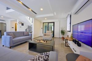 TV a/nebo společenská místnost v ubytování Han Luxury-Holiday Villa for 6 People with Turkish Bath & Sauna in Ölüdeniz
