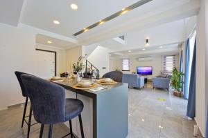 Posezení v ubytování Han Luxury-Holiday Villa for 6 People with Turkish Bath & Sauna in Ölüdeniz