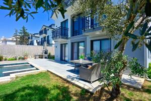 Bazén v ubytování Han Luxury-Holiday Villa for 6 People with Turkish Bath & Sauna in Ölüdeniz nebo v jeho okolí