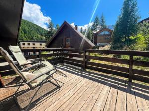 a deck with two chairs and a cabin at Chalet Perce Neige - Chalet familial 6 pers – Proche télésiège Peynier MAE-6893 in Vars