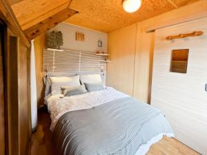 a bedroom with a bed with white sheets and pillows at Chalet Perce Neige - Chalet familial 6 pers – Proche télésiège Peynier MAE-6893 in Vars +9 photos