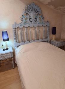 a bedroom with a bed and two night stands with lamps at Pérola Azul de Alter do Chão in Alter do Chão