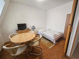 Кровать или кровати в номере Zoli Apartmanok-Kinga Kölcsey 34-36