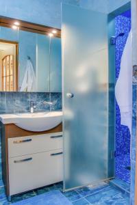 a bathroom with a sink and a mirror at Yerevan Hotel in Simferopol