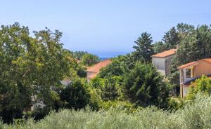 ein Blick vom Hügel auf Häuser und Bäume in der Unterkunft Villa Kali near Pula for 8 people with fitness & sea view - pet friendly in Krnica + 41 Fotos