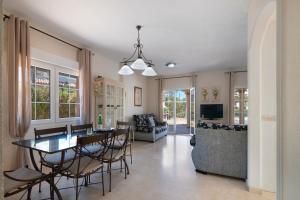 Khu vực ghế ngồi tại Luxury villa