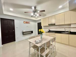 Kuchyň nebo kuchyňský kout v ubytování AnJiaResidence