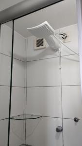 y baño con ducha y ventilador de techo. en Sua casa longe de casa, en Samambaia