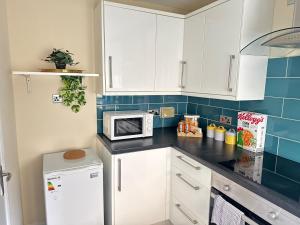 Kuchyň nebo kuchyňský kout v ubytování Spacious 1BR Flat By Edinburgh City Centre + 7 fotografií