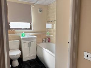 Koupelna v ubytování Spacious 1BR Flat By Edinburgh City Centre