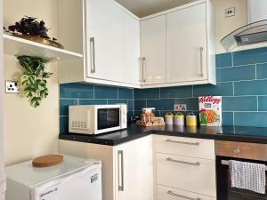 Kuchyň nebo kuchyňský kout v ubytování Spacious 1BR Flat By Edinburgh City Centre