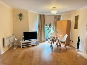 TV a/nebo společenská místnost v ubytování Spacious 1BR Flat By Edinburgh City Centre