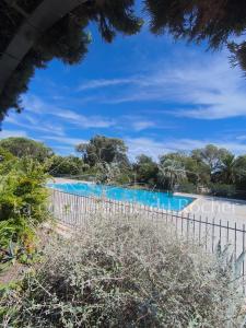 Bazén v ubytování La Pilatine sublime appartement 2 personnes mer à pied nebo v jeho okolí