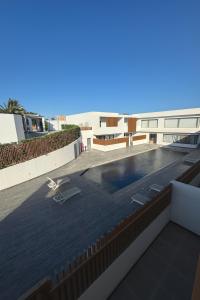 Πισίνα στο ή κοντά στο Sunny Escape 1BR with Pool Access