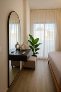 Ένα ή περισσότερα κρεβάτια σε δωμάτιο στο Sunny Escape 1BR with Pool Access +3 φωτογραφίες