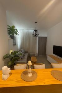 Μια τηλεόραση ή/και κέντρο ψυχαγωγίας στο Sunny Escape 1BR with Pool Access