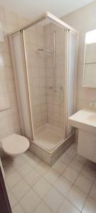 Ένα μπάνιο στο Altrove Leukerbad - Modern, Spacious & Central +44 φωτογραφίες